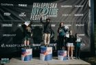 podium z kolarzami