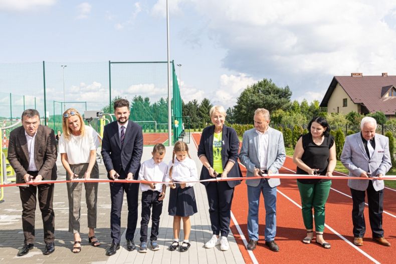 Przecięcie wstęgi przy boisku