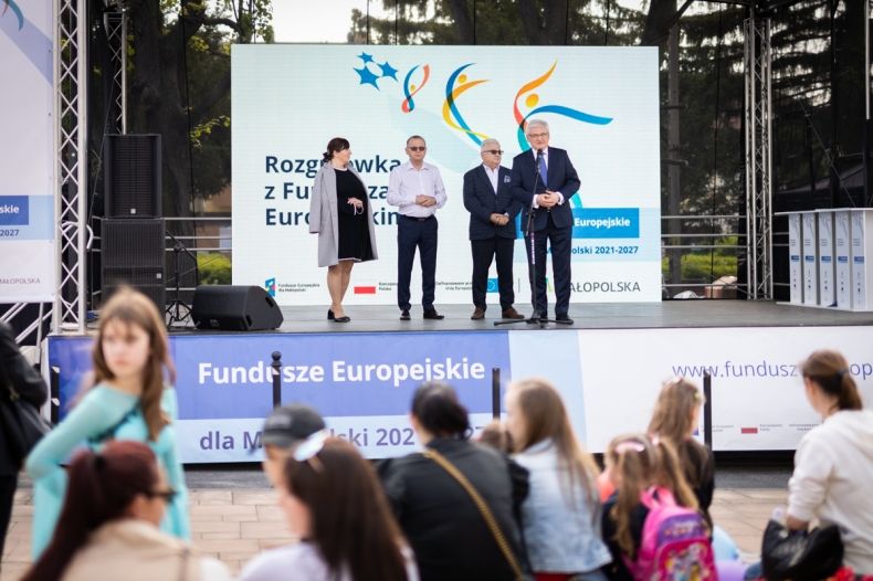 Wystąpienie wicemarszałka Józefa Gawrona na scenie podczas wydarzenia, na pierwszym planie sylwetki uczestników wydarzenia 