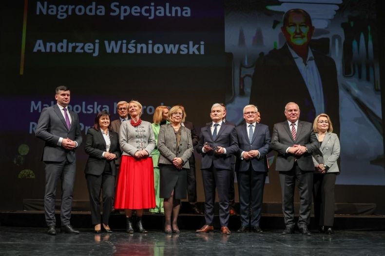 Przedstawiciele samorządu wojewódzkiego oraz zaproszeni goście wraz z laureatem nagrody, Andrzejem Wiśniowskim