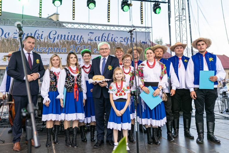 Józef Gawron z uczestnikami dożynek na scenie