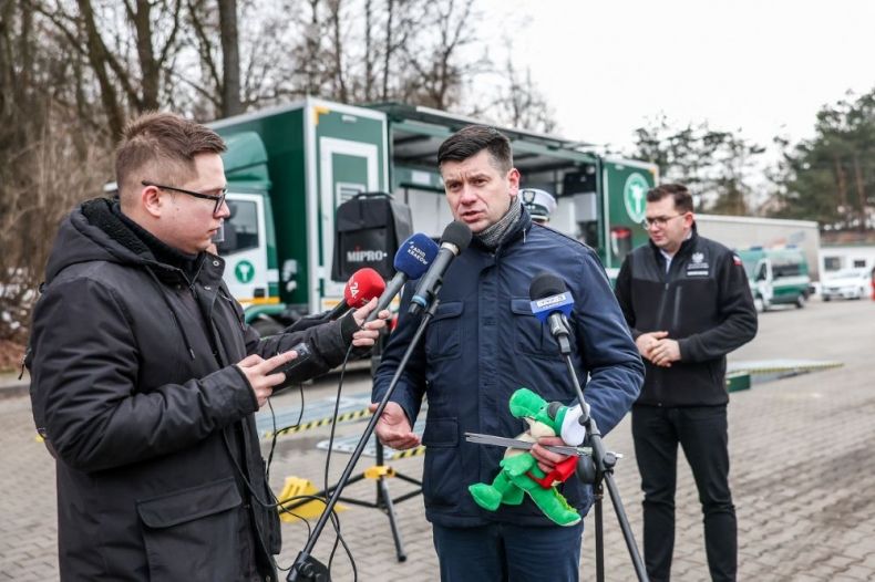 Wicemarszałek Łukasz Smółka udziela wywiadu mediom. Z tyłu stoi wojewoda Łukasz Kmita.