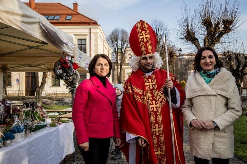 Marta Malec-Lech z zarządu województwa stoi z kobietą i świętym Mikołajem.