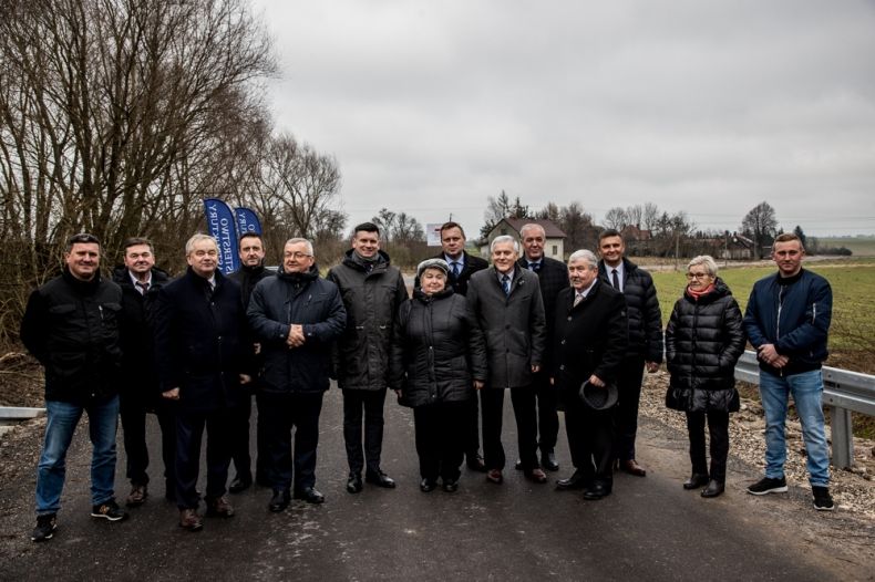 Uczestnicy wydarzenia stoją na drodze.