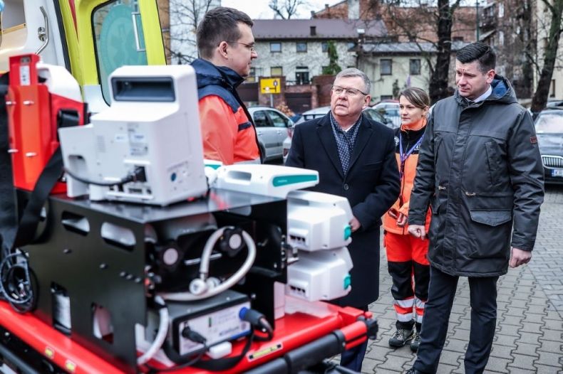 Marszałek Witold Kozłowski ogląda wyposażenie karetki.