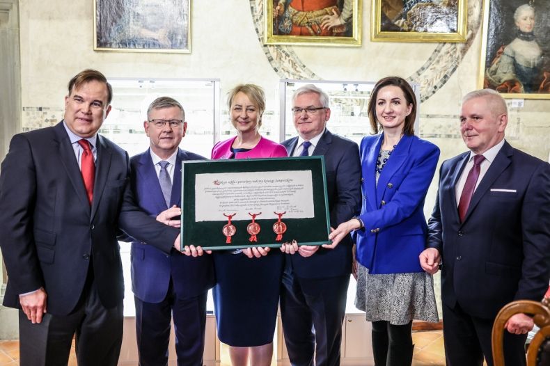 Członkowie Zarządu, dyrektor Muzeum i książę Sanguszko prezentują podpisany akt własności.