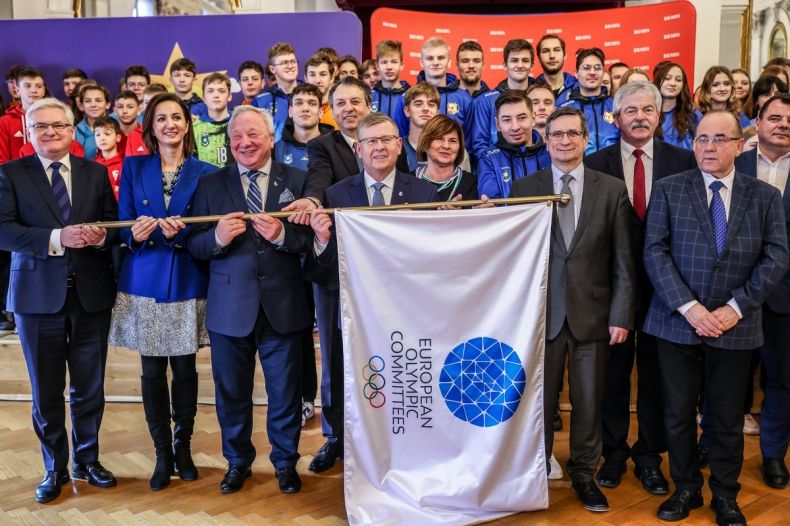 Marszałek Witold Kozłowski i oficjele trzymający flagę IE.
