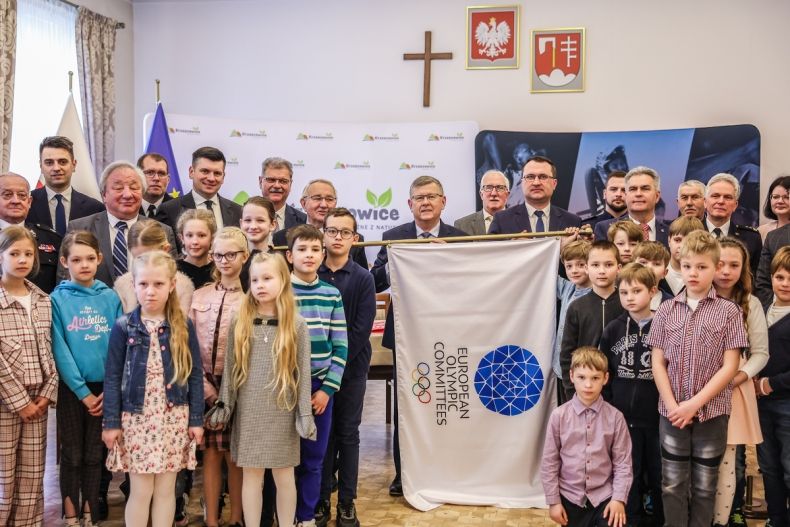 marszałek Witold Kozłowski i wszyscy pozostali goście na wspólnym zdjęciu 