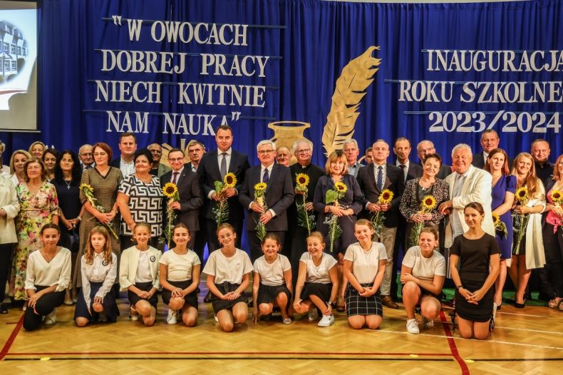Pamiątkowe zdjęcie gości zaproszonych na uroczystość rozpoczęcia roku szkolnego