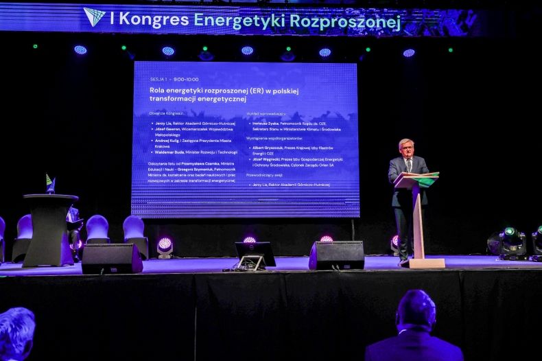 Józef Gawron przemawia ze sceny podczas otwarcia Kongresu