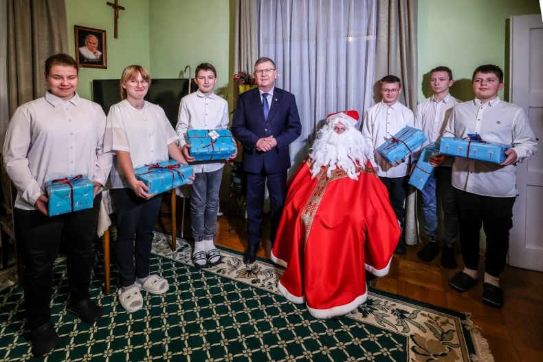 marszałek z dziećmi i św. Mikołajem podczas rozdawania prezentów