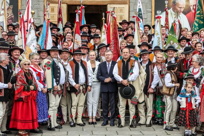 pamiątkowe zdjęcie uczestników Zjazdu Podhalan w środku Marszałek Małopolski Witold Kozłowski 