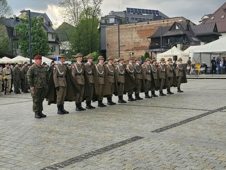 stojący w szeregu w mundurach zwycięzcy z Nowego Sącza tegorocznego przeglądu