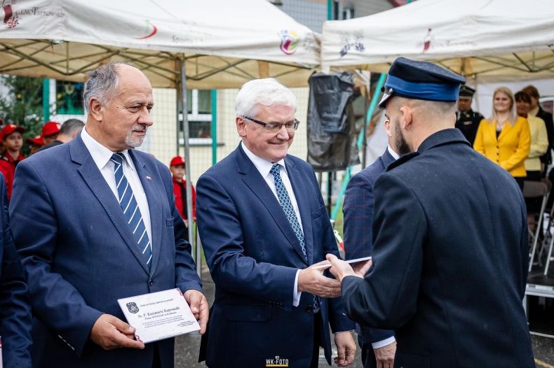 Wicemarszałek Józef Gawron gratuluje strażakom jubileuszu