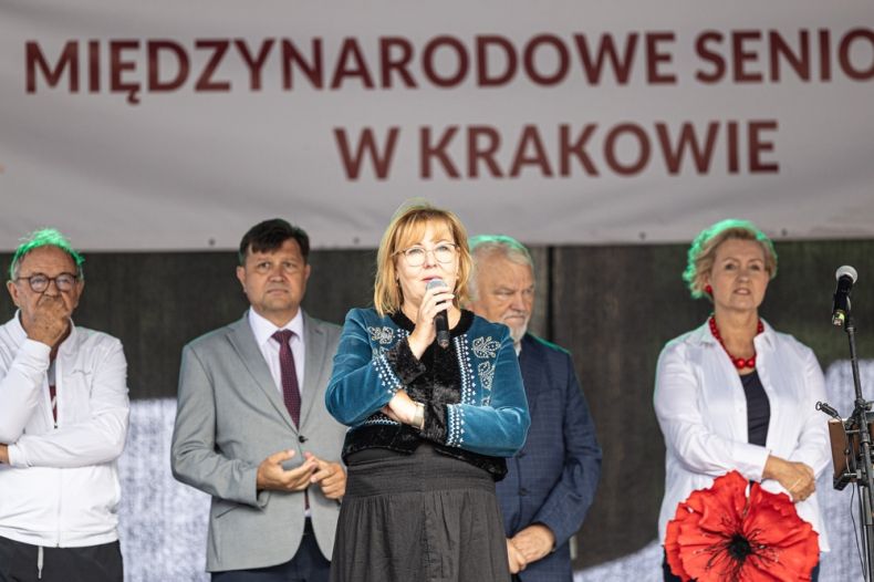 Radna województwa Marta Mordarska stoi na scenie z mikrofonem.