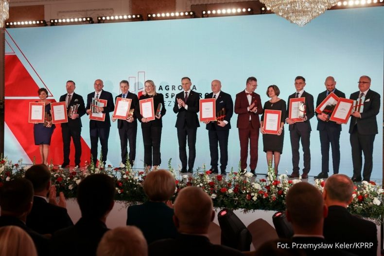 Nagrodzeni przedsiębiorcy wraz z prezydentem RP Andrzejem Dudą na scenie