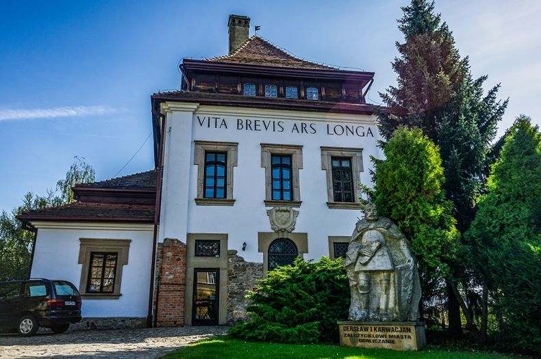 Muzeum - Dwory Karwacjanów i Gładyszów