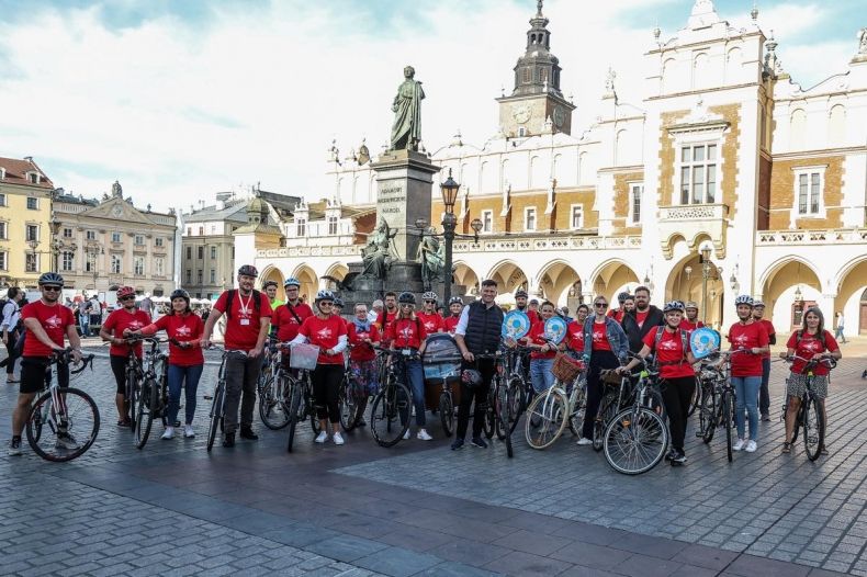 Wspólne pamiątkowe zdjęcie rowerzystów przed pomnikiem Adama Mickiewicza