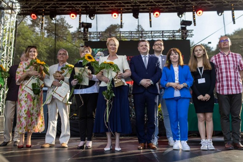 Iwona Gibas wraz z grupą laureatów nagrody im. Henryka Cyganika