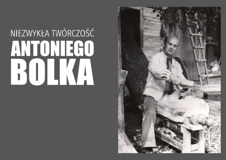 Na archiwalny czarno-białym zdjęciu rzeźbiarz Antoni Bolek podczas pracy