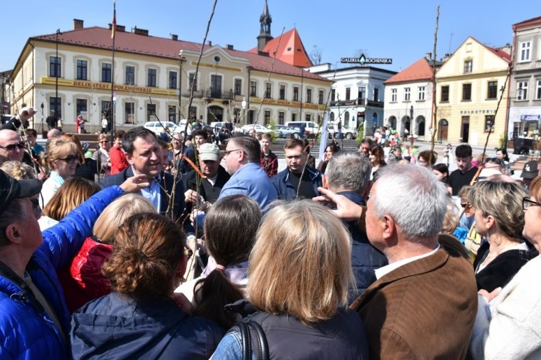 Rozdawanie drzewek na rynku w Bochni