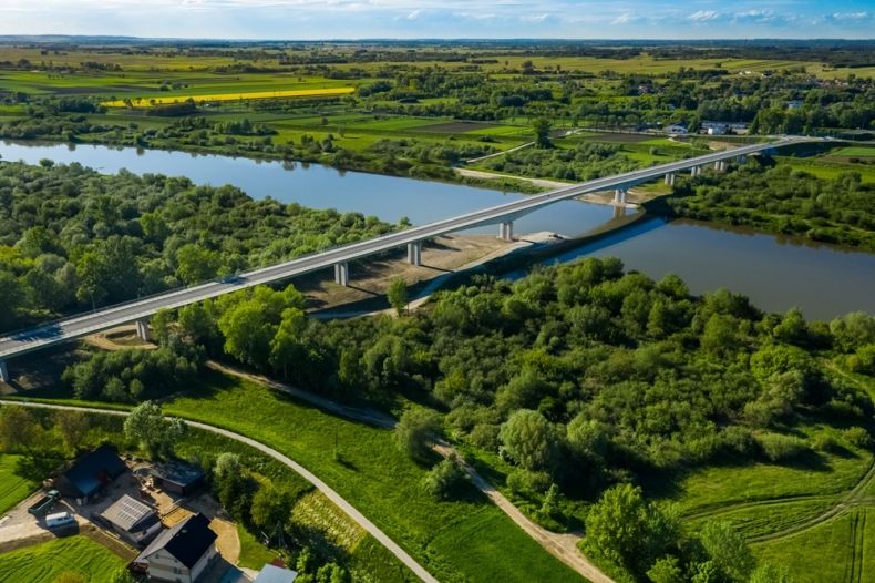most w Borusowej na Wiśle, na granicy województwa małopolskiego i świętokrzyskiego, zbudowany ze wsparciem funduszy europejskich