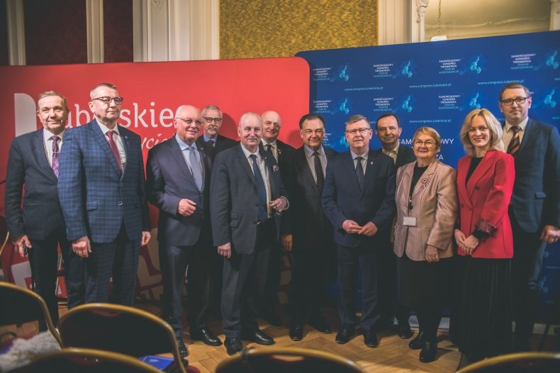 Zdjęci grupowe, marszałkowie województw z Polski stoją na tle ścianki z logo województwa lubelskiego 