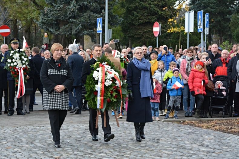 Delegacja składająca kwiaty