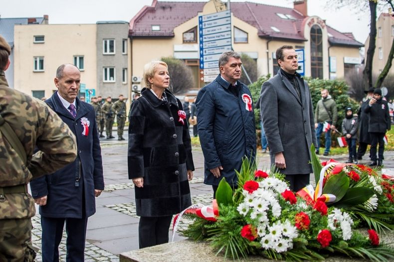 Iwona Gibas z delegacją składa kwiaty