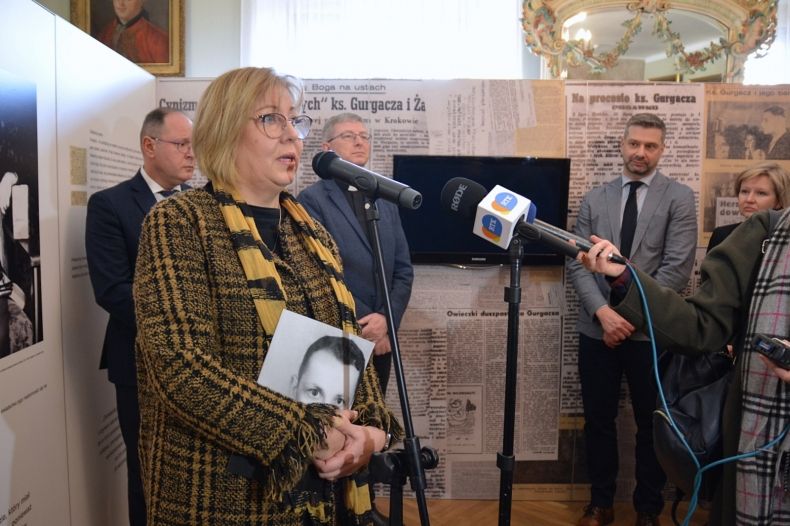 Marta Mordarska radna województwa mówi do mikrofonu.