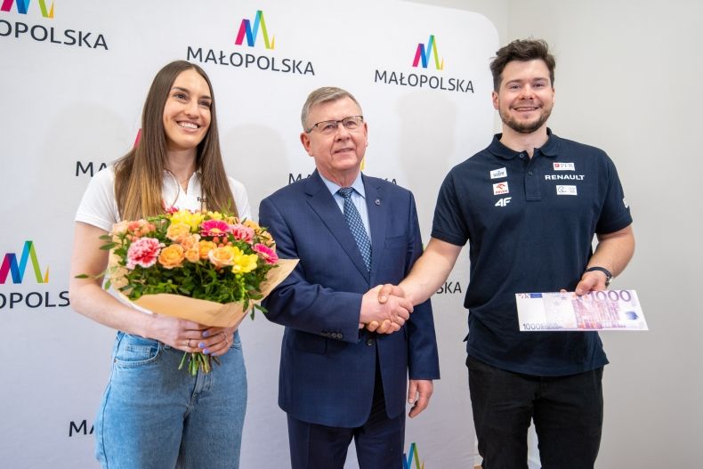 pamiątkowe zdjęcie od lewej Ola Król, marszałek Witold Kozłowski oraz Oskar Kwiatkowski medaliści mistrzostw świata