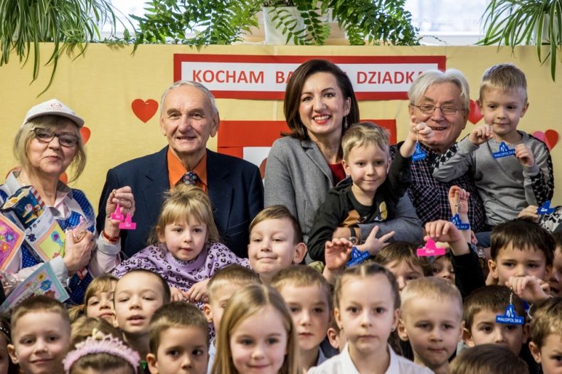 Marta Malec-Lech z zarządu województwa na wspólnym zdjęciu z dziećmi. 
