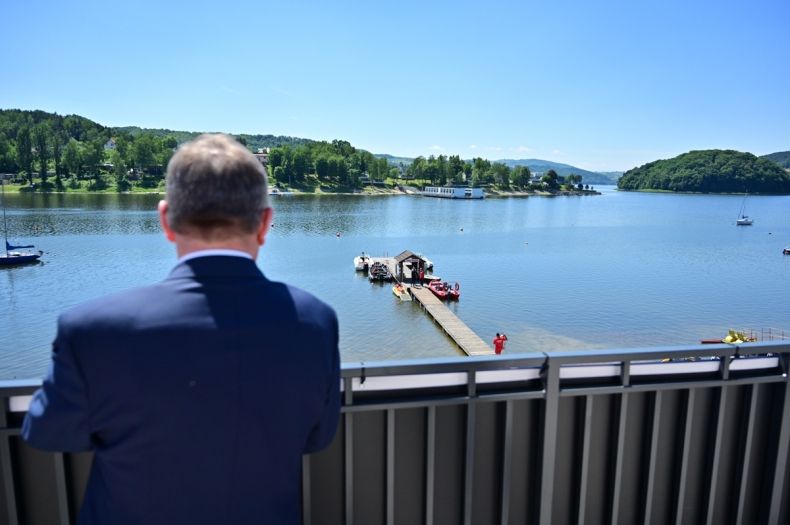marszałek Witold Kozłowski obserwuje działanie WOPR, w tle jezioro