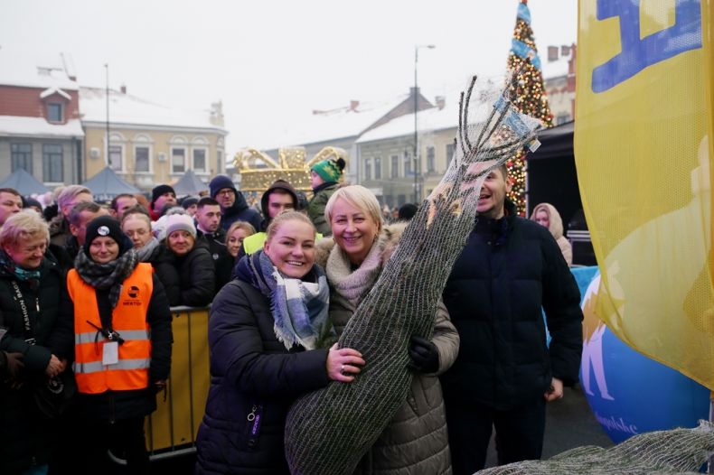 Akcja Małopolska uskrzydla na rynku w Zatorze, Iwona Gibas z mieszkańcami