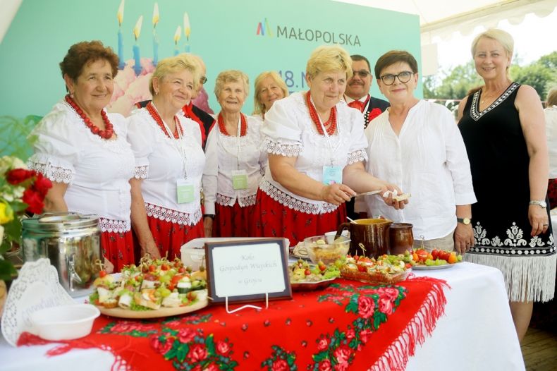 Beata Szydło i Iwona Gibas z kołem gospodyń wiejskich