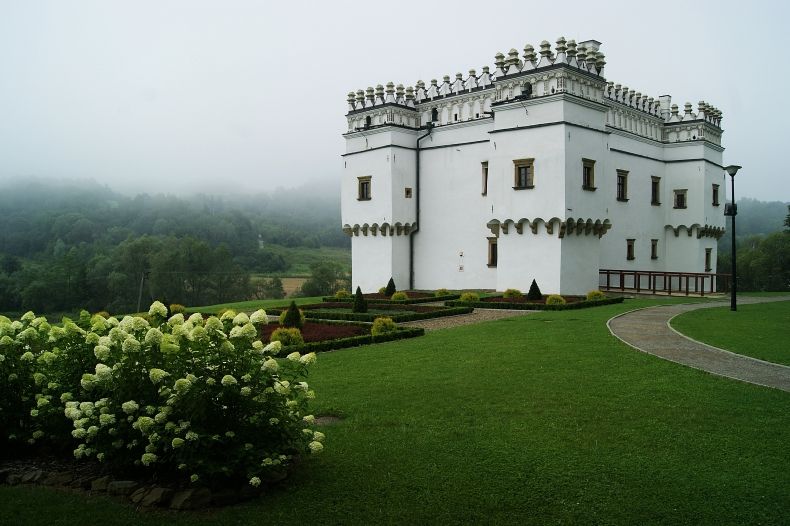 Zdjęcie kolorowe małego renesansowego zamku w Szymbarku wraz z otaczającym go ogrodem