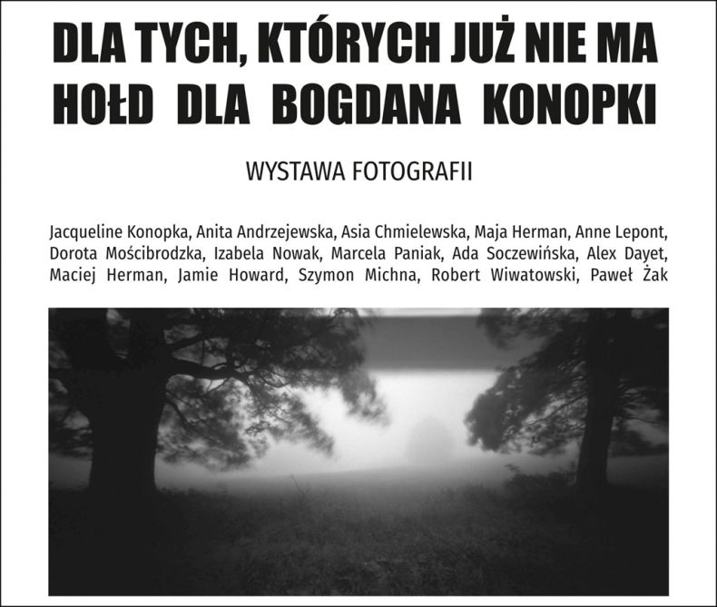 Grafika ze zdjęciem czarno-białym autorstwa Bogdana Konopki przedstawiającym drzewa we mgle