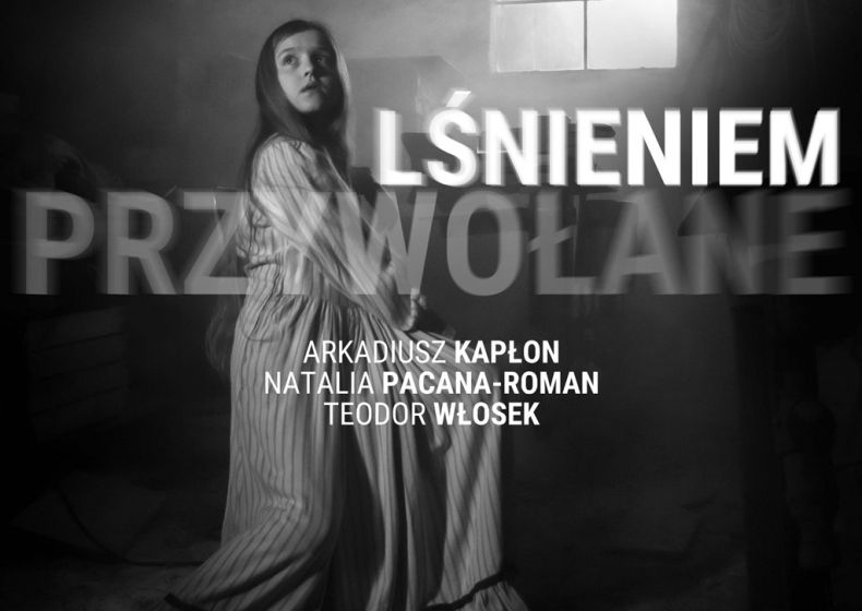 Czaro-biała grafika promująca wystawę na zdjęciu dziewczynka w białej sukni