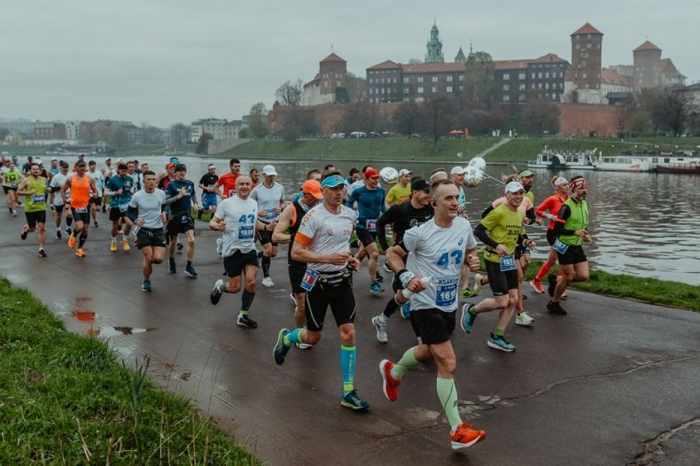 maratończycy biegną po bulwarach wiślanych