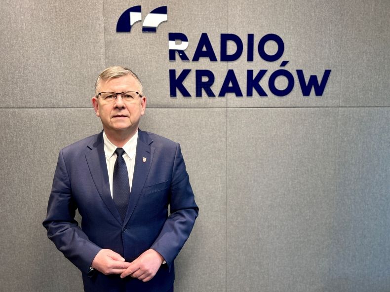 marszałek na tle ściany z napisem Radio Kraków