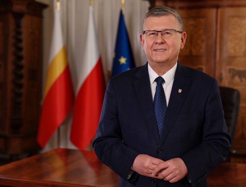 marszałek na tle flag