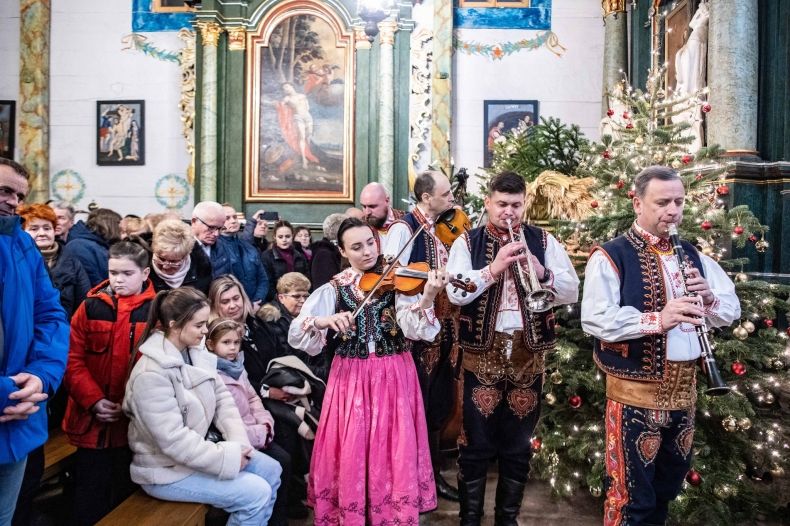 Muzykanci w strojach regionalnych w kościele podczas Pasterki w skansenie