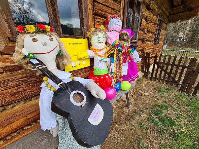 Prace dzieci przysłane na konkurs Małopolska Marzanna, wystawa kukieł na teranie szymbarskiego skansenu