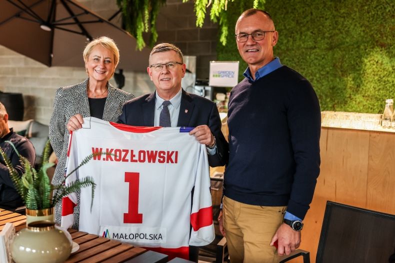 Marszałek Witold Kozłowski prezentuje hokejową koszulkę z numerem 1 i swoim nazwiskiem