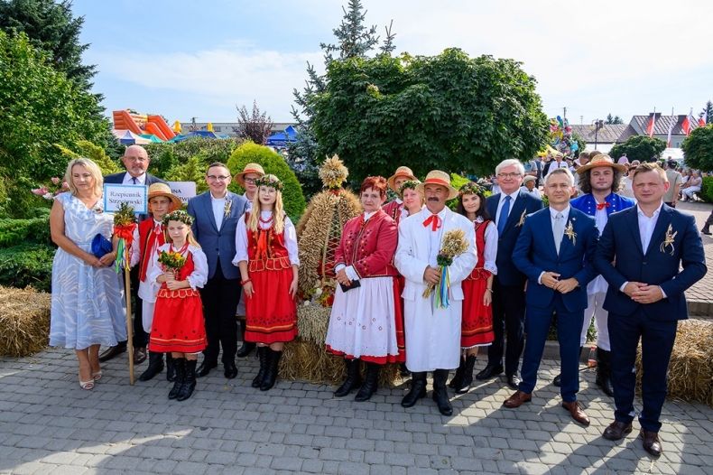 Samorządowcy i uczestnicy dożynek ubrani w stroje regionalne