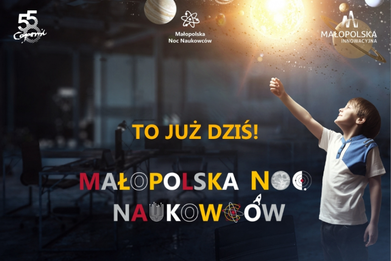 Napis na ciemnym tle : Małopolska Noc Naukowców - to już dziś. Po prawej stronie chłopiec z ręką do góry, nad nim planety