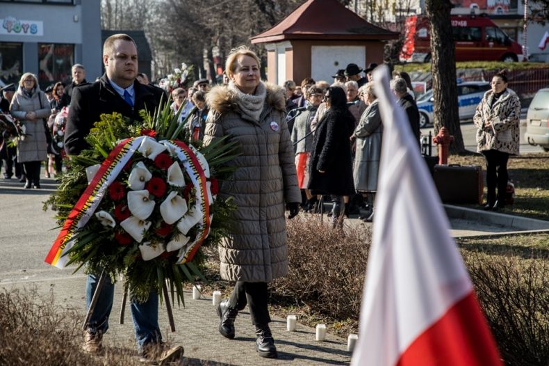 Iwona Gibas z zarządu województwa składa wieniec wraz Jakubem Przewoźnikiem z agendy UMWM w Oświęcimiu