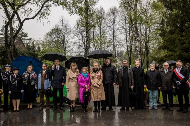 Wspólne pamiątkowe zdjęcie. Iwona Gibas z zarządu województwa wraz z uczestnikami obchodów w gminie Brzeszcze