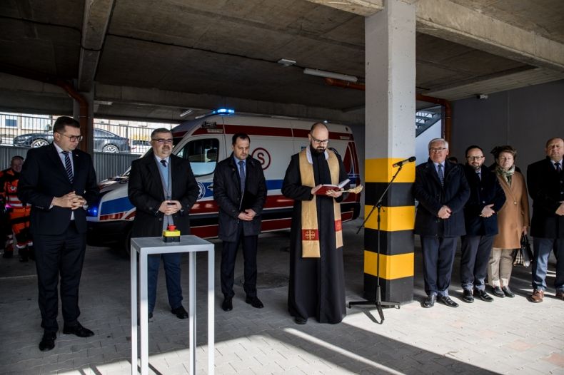Poświęcenie centrum przez kapelana szpitala