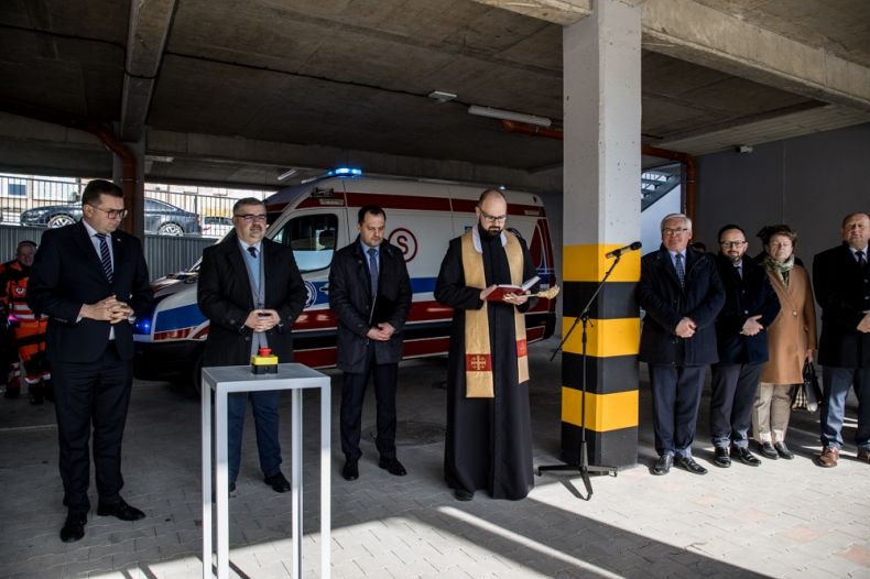 Poświęcenie centrum przez kapelana szpitala